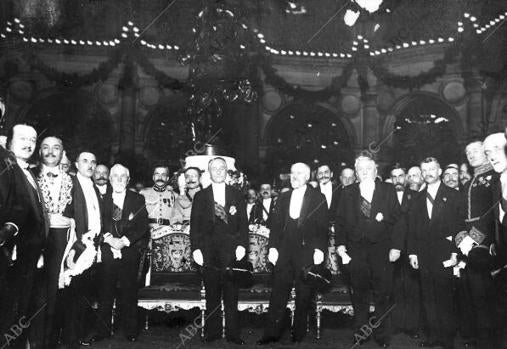 El nuevo presidente de la República francesa, Deschanel, con los expresidente Poincaré, Fallieres y Loubet en la recepción del Ayuntamiento de París